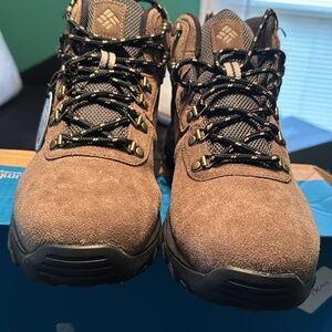 Columbia men’s ' Tan and Black Boots